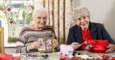 TV’s Valerie Singleton Helps Dorset Care Home Residents ‘Wrap Up’