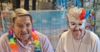 Care Home Residents Enjoy A Taste Of The Tropics
