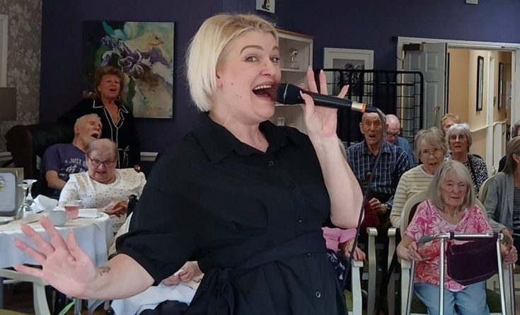 Residents at the Cedars Give a Classy Celebration to the “Forces Sweetheart”