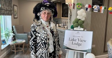 Pearly Queen Brings Cockney Cheer to Lake View Lodge During Care Home Open Week